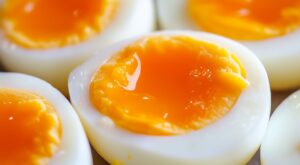 Los efectos de consumir 720 huevos en un mes en la salud de un estudiante de Harvard: así impactó en el colesterol