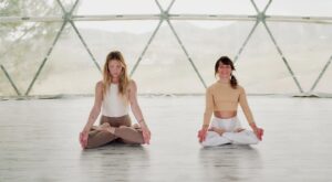 Soy profesora de yoga y aquí tienes 5 posturas para mejorar tu equilibrio (perfecto a partir de los 50)