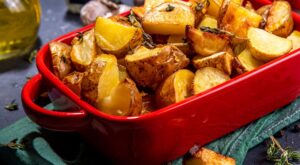 Patatas al horno, una receta de guarnición clásica y deliciosa con la que sorprender a tus invitados