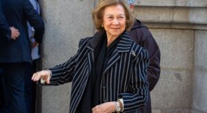 La reina Sofía reinventa el clásico traje negro con un toque de brillo y un broche lleno de significado
