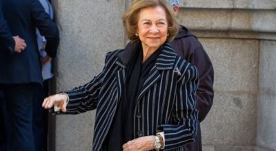 La reina Sofía reinventa el clásico traje negro con un toque de brillo y un broche lleno de significado