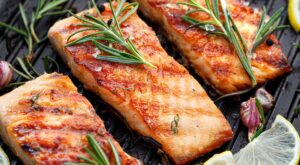 Así se hace el salmón marinado con hierbas aromáticas, una receta fresca y ¡muy saludable!