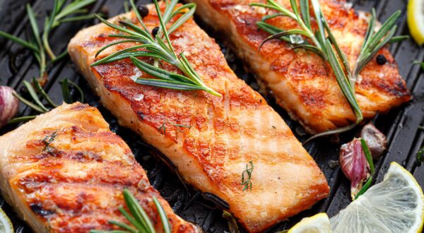 Así se hace el salmón marinado con hierbas aromáticas, una receta fresca y ¡muy saludable!