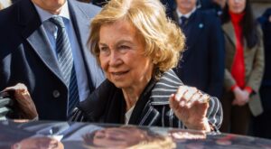 La Reina Sofía brilla con un look colorido y alegre en los Premios Mapfre pese al revuelo por los audios del emérito