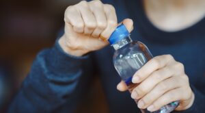 ¡Cuidado! Este mal hábito con tu botella de agua favorece la aparición de bacterias