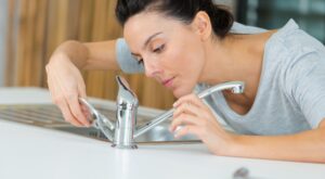 Olvídate de las tuberías obstruidas: El método fácil y seguro de los fontaneros para desatascar el desagüe en minutos