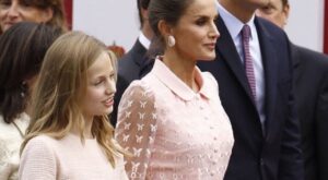 El look de Letizia en el Día de la Hispanidad que sigue siendo tendencia este 2024: camisero y con transparencias
