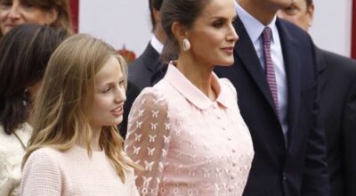 El look de Letizia en el Día de la Hispanidad que sigue siendo tendencia este 2024: camisero y con transparencias