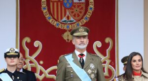 Letizia recicla un diseño de Poète en el Día de la Hispanidad y rinde homenaje a las firmas españolas desaparecidas