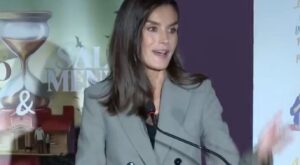Letizia NO arriesga y elige el clásico traje de dos piezas gris que arrasa entre las mujeres elegantes de 50 este otoño
