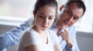 Estas son las 9 conductas más comunes de una persona que quiere manipularte y hacerte dudar de ti mismo