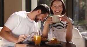 ¿Tu relación tiene los días contados? Los camareros lo saben con este simple truco que está en boca de todos