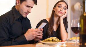 Estas son las preguntas que NO deberías hacer en tu primera cita con alguien, según una coach del amor