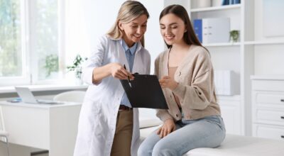 Este síntoma en los dedos de los pies podría alertarte de niveles de colesterol elevado, según los expertos