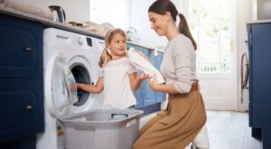 Cómo lograr que tus hijos cooperen en casa sin protestar: el consejo de un coach para padres que te sacará de dudas