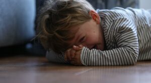 5 actitudes infalibles para calmar la rabieta de un niño al momento, según un psicólogo (y te van a sorprender)