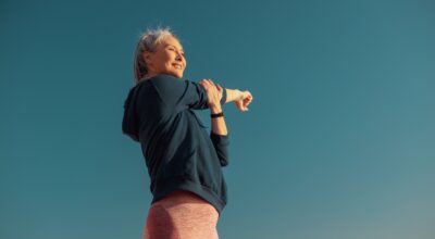 Este es el ejercicio que realmente necesitas después de los 50 según los expertos (y no es yoga)