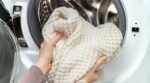 Cómo recuperar un jersey de lana encogido con tres ingredientes que ya tienes en casa