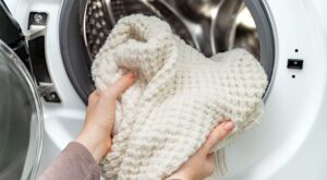 Cómo recuperar un jersey de lana encogido con tres ingredientes que ya tienes en casa