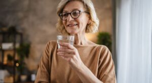 Di adiós al estreñimiento: estas 8 bebidas te ayudarán a mejorar tu digestión de forma natural