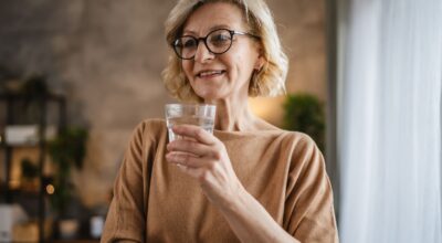 Di adiós al estreñimiento: estas 8 bebidas te ayudarán a mejorar tu digestión de forma natural