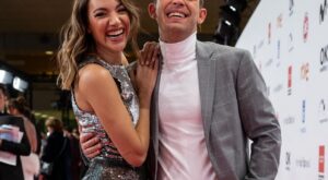 Ana Guerra y Víctor Elías sorprenden en su boda: un vestido de hombros al aire, traje con cuello mao y algo inesperado