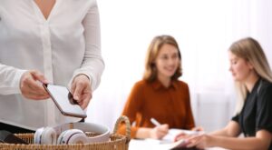 3 cosas que las personas emocionalmente inteligentes hacen con sus móviles, según una experta de Harvard