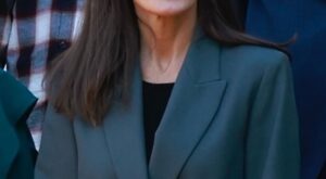 Letizia muestra su apoyo a una empresa valenciana afectada por la DANA con un gesto de solidaridad en su último evento