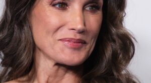 Negro y con largo midi: Letizia tiene el vestido de punto en tendencia que mejor combina con botas altas y estiliza