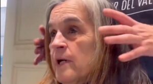 Una mujer se quita 10 años de encima con el corte de pelo pixie muy rejuvenecedor después de los 60