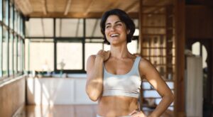 Este ejercicio de yoga te ayudará a reducir el dolor y la tensión de tu espalda de forma natural