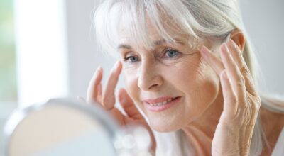 Maquillaje para mayores de 60: el producto olvidado que reduce arrugas, hidrata e ilumina el rostro durante 24 horas