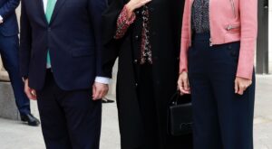 Letizia apuesta por el abrigo capa más elegante y hace un nuevo guiño a Valencia con sus joyas en su último acto público