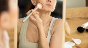 Este es el mayor error que cometes al aplicarte el maquillaje y así es cómo puedes arreglarlo, según los expertos