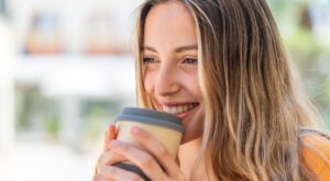 Esta es la mejor leche para tu café que ayuda a controlar el azúcar en sangre, según una experta en bioquímica