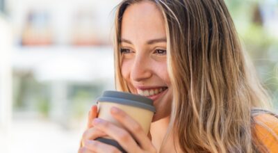 Esta es la mejor leche para tu café que ayuda a controlar el azúcar en sangre, según una experta en bioquímica
