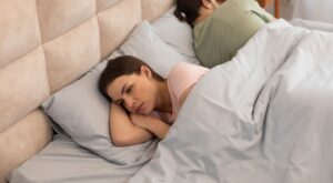 10 señales discretas que revelan que tu pareja se está alejando (y quizás no te habías dado cuenta)