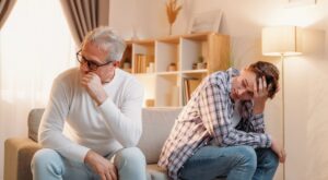 Comentarios que los hijos prefieren evitar oír en su vuelta a casa por fiestas (y cómo mejorar la relación familiar)