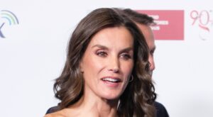 Letizia brilla con un vestido de escote asimétrico y corte midi en los Premios Internacionales de «El Mundo»