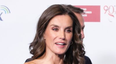 Letizia brilla con un vestido de escote asimétrico y corte midi en los Premios Internacionales de «El Mundo»