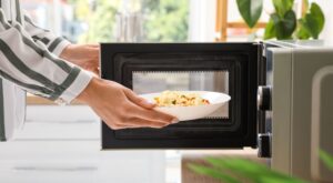 Una nutricionista advierte sobre el peligro de recalentar este alimento en el microondas