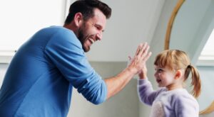 Soy psicóloga y estas son las 7 frases clave que los padres usan para criar niños mentalmente fuertes