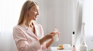 Elige la rutina de cuidado facial global perfecta para transformar tu piel según tu estilo de vida