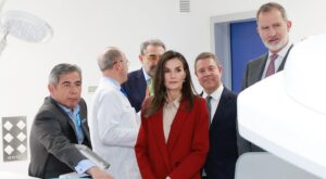 El clon low cost del traje navideño de Letizia está en H&M y arrasará en fiestas entre las mujeres elegantes de 50