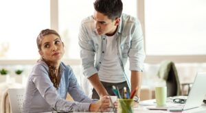 Estos son los principales rasgos que definen la personalidad de alguien ‘necio’ o ‘estúpido’, según los expertos