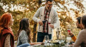 Qué llevar cuando tu anfitrión dice “no traigas nada”: este sencillo gesto demuestra cortesía, según una experta