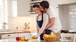 Por qué adelantar la cena antes de las 19:00 podría ser una buena idea para transformar tu salud