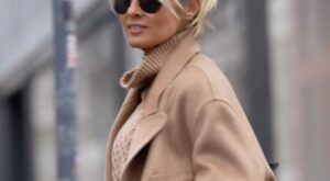 Mango rebaja el vestido de cuello vuelto con efecto rejuvenecedor que las mujeres elegantes agotarán este invierno