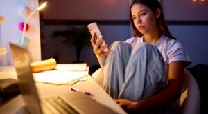 8 frases que las personas infelices repiten habitualmente sin saberlo, según los expertos