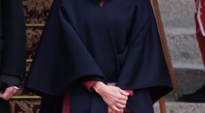 El poderoso mensaje detrás del vestido burdeos de Letizia en el 30º aniversario del Hospital Dexeus